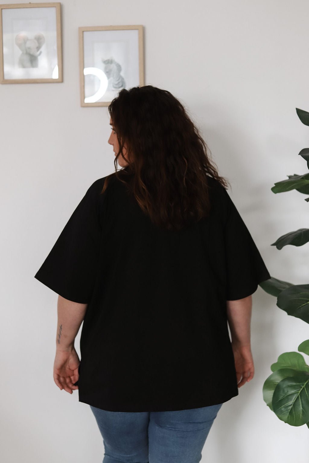 Comfortable black t-shirt with hidden zip for breastfeeding